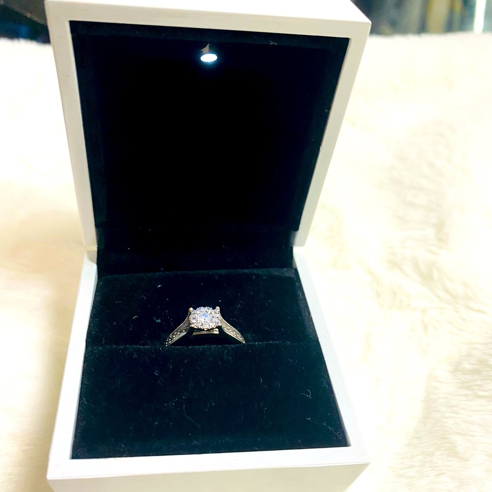 Beautiful Silver Engagement Ring With Lighted Box In Excellent Condition